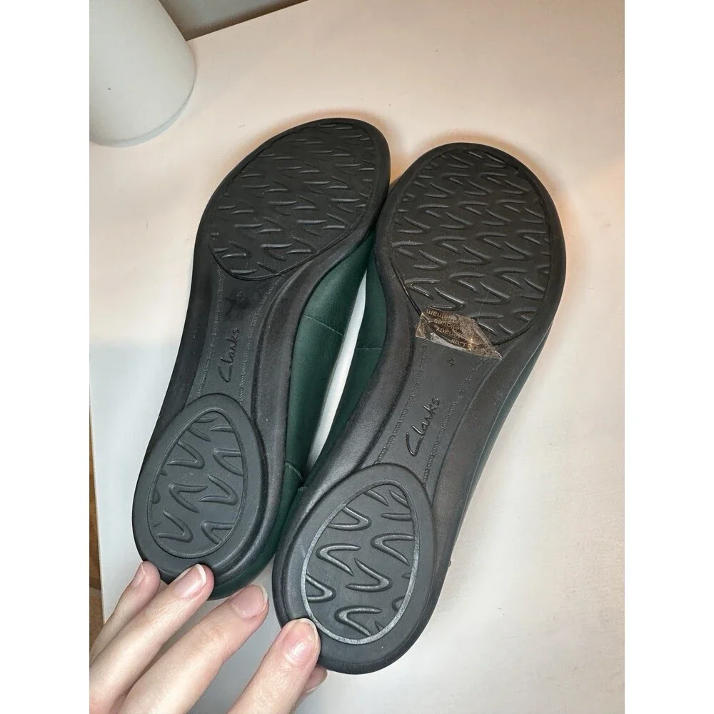 Clarks Dark Green Leather Cushion Soft Ballet Flats Slip On Shoes Womens Size 4
